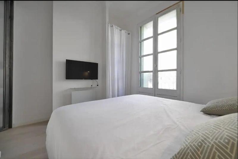 One-Bedroom Apartment image 3