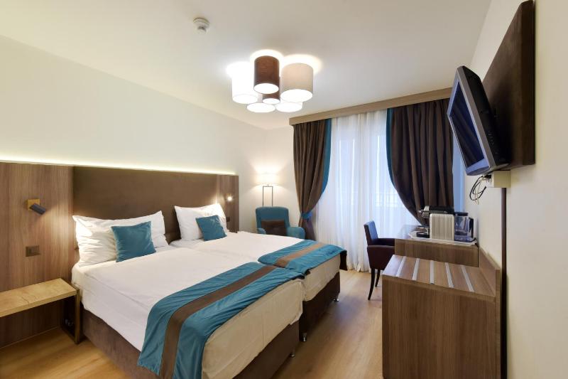 Classic Double Room image 3
