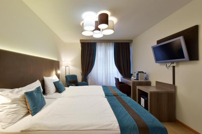 Classic Double Room image 4