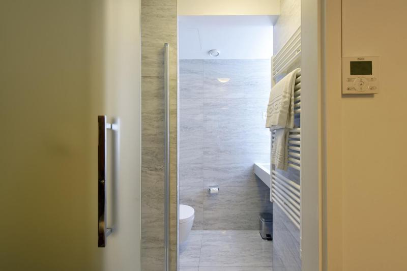 Classic Twin Room image 4