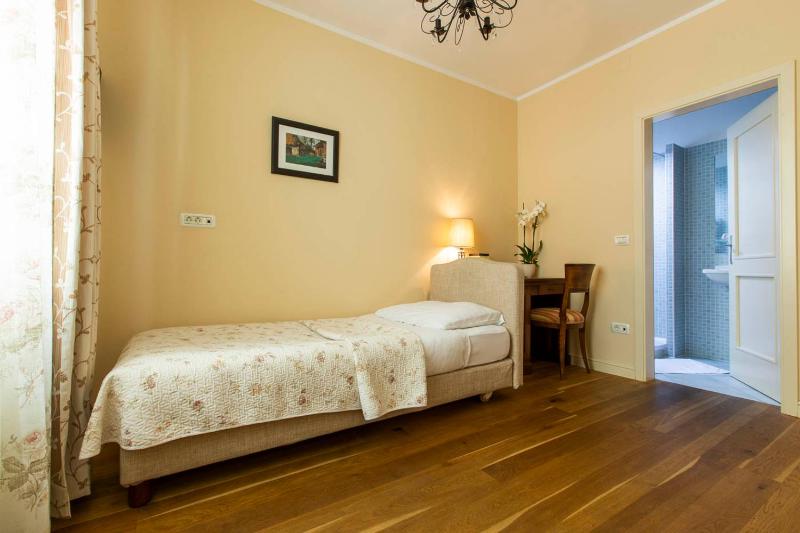 Single Room image 3