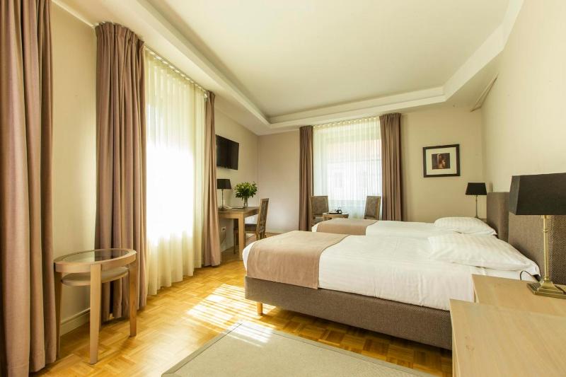 Deluxe Double Room image 4