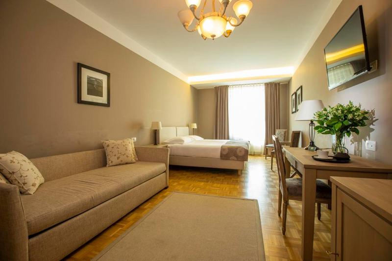 Premium Double Room image 4