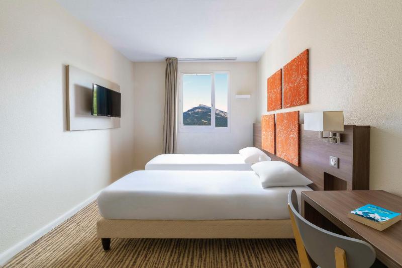 Standard Twin Room image 3
