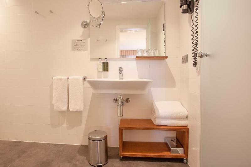 Economy Double or Twin Room image 3