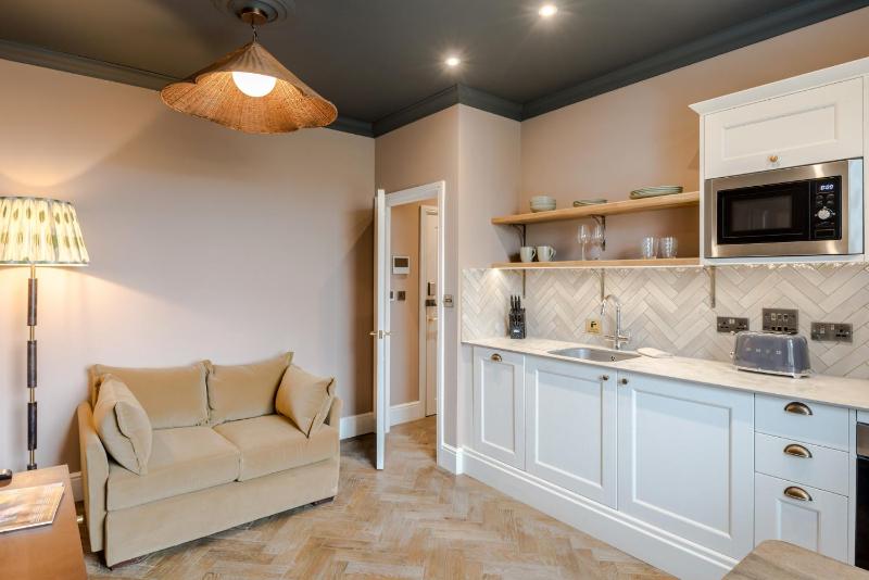 Tyndall's Park  - 1 Bed Apartment - No.3 - image 5