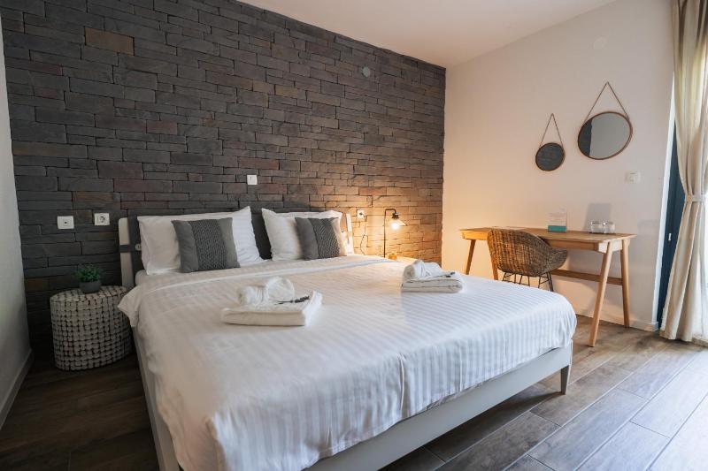 Superior Double Room with Balcony image 1