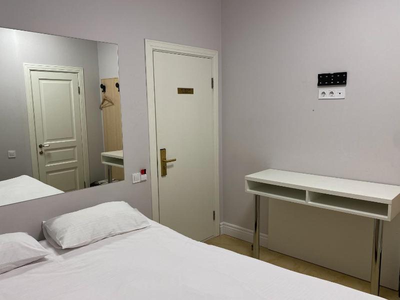 Budget Double Room without Window image 4