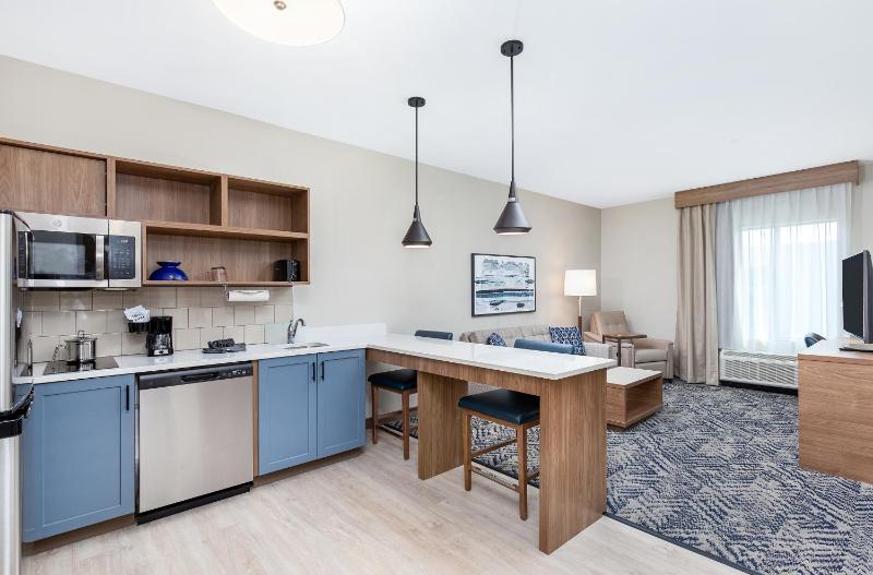 One-Bedroom King Suite with Mobility Accessible Tub image 1