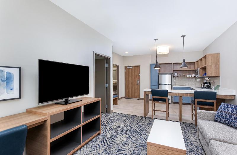 One-Bedroom King Suite with Mobility Accessible Tub image 2