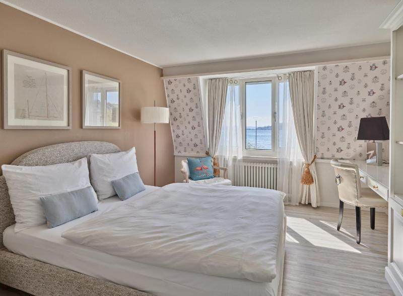 Classic Double Room image 3