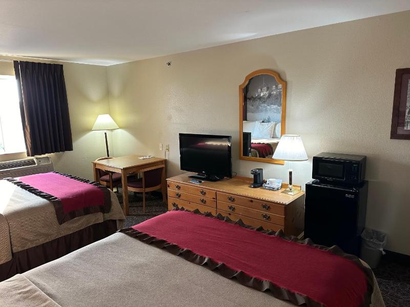 Queen Room with Two Queen Beds - Non-Smoking image 3