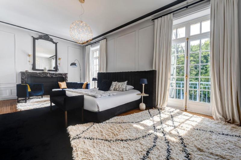 Deluxe Room at the Chateau image 3