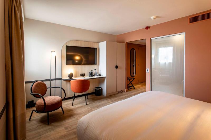 Standard King Room image 3
