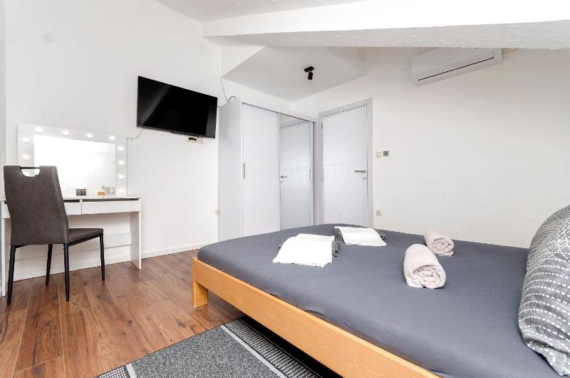 Apartments and Rooms Mladen - image 43
