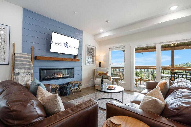 Breathtaking Lake Views-Dog Friendly-$400 of Free Tickets-High End Decor - image 1