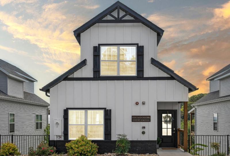 Breathtaking Lake Views-Dog Friendly-$400 of Free Tickets-High End Decor - image 49