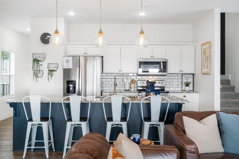Breathtaking Lake Views-Dog Friendly-$400 of Free Tickets-High End Decor - image 26