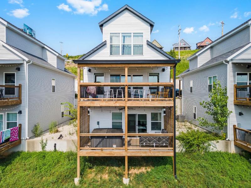 Breathtaking Lake Views-Dog Friendly-$400 of Free Tickets-High End Decor - image 17