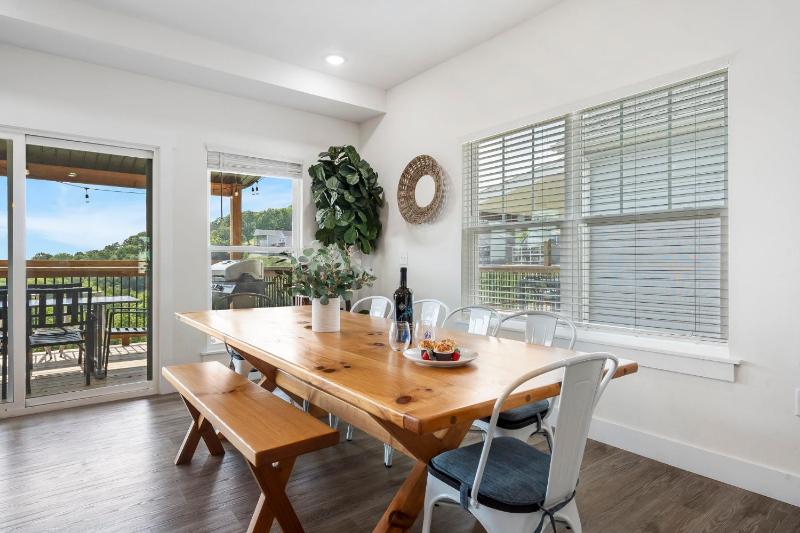 Breathtaking Lake Views-Dog Friendly-$400 of Free Tickets-High End Decor - image 11