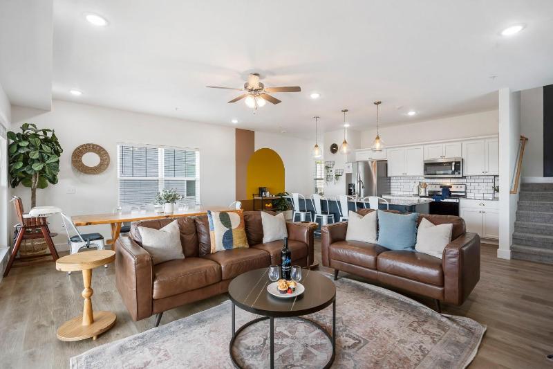 Breathtaking Lake Views-Dog Friendly-$400 of Free Tickets-High End Decor - image 29