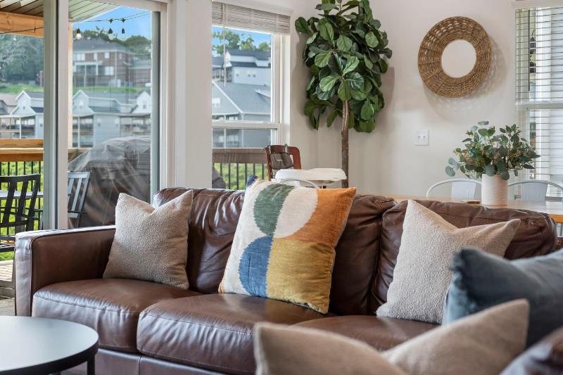 Breathtaking Lake Views-Dog Friendly-$400 of Free Tickets-High End Decor - image 23