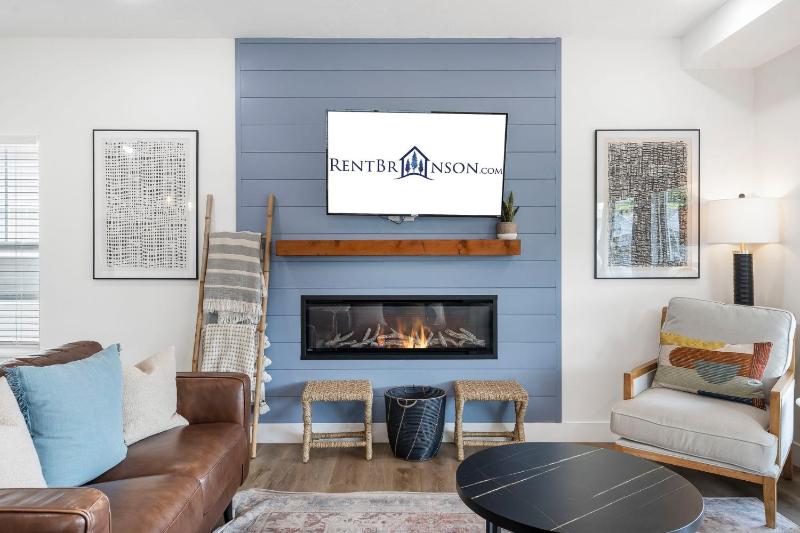 Breathtaking Lake Views-Dog Friendly-$400 of Free Tickets-High End Decor - image 28