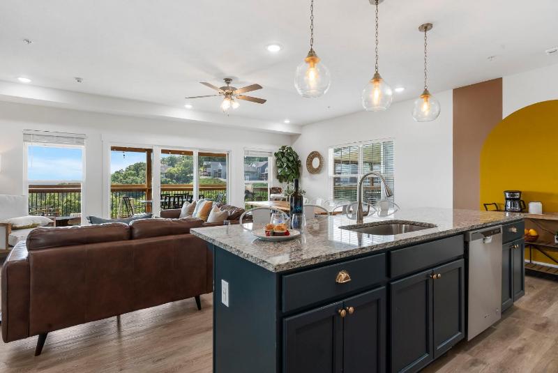 Breathtaking Lake Views-Dog Friendly-$400 of Free Tickets-High End Decor - image 7