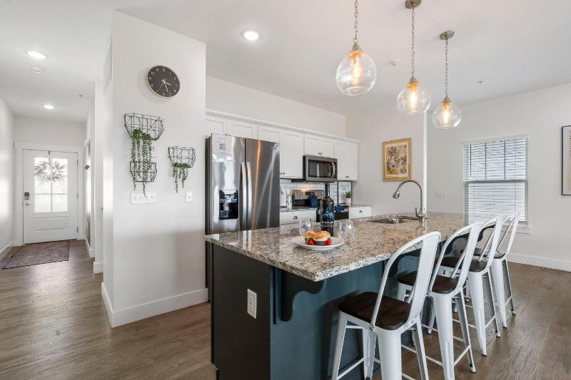 Breathtaking Lake Views-Dog Friendly-$400 of Free Tickets-High End Decor - image 32