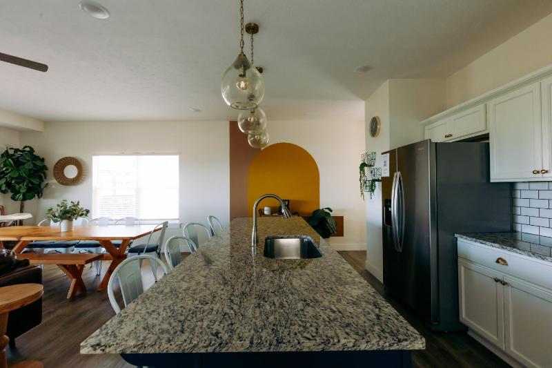 Breathtaking Lake Views-Dog Friendly-$400 of Free Tickets-High End Decor - image 15