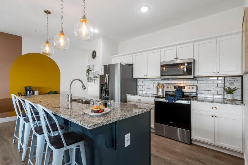 Breathtaking Lake Views-Dog Friendly-$400 of Free Tickets-High End Decor - image 27