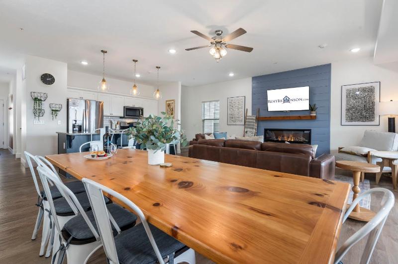 Breathtaking Lake Views-Dog Friendly-$400 of Free Tickets-High End Decor - image 42