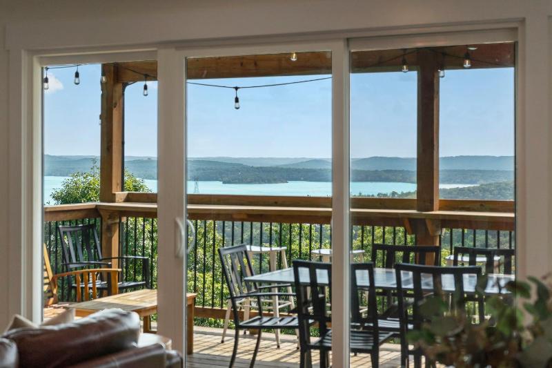 Breathtaking Lake Views-Dog Friendly-$400 of Free Tickets-High End Decor - image 41