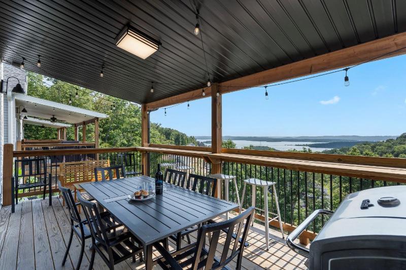 Breathtaking Lake Views-Dog Friendly-$400 of Free Tickets-High End Decor - image 35
