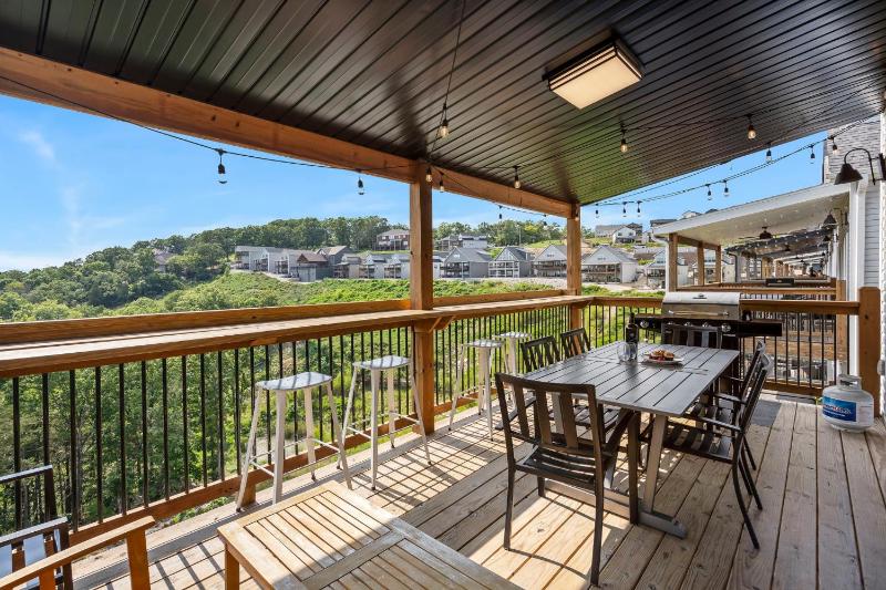 Breathtaking Lake Views-Dog Friendly-$400 of Free Tickets-High End Decor - image 9