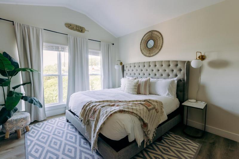 Breathtaking Lake Views-Dog Friendly-$400 of Free Tickets-High End Decor - image 22