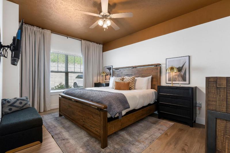 Breathtaking Lake Views-Dog Friendly-$400 of Free Tickets-High End Decor - image 2