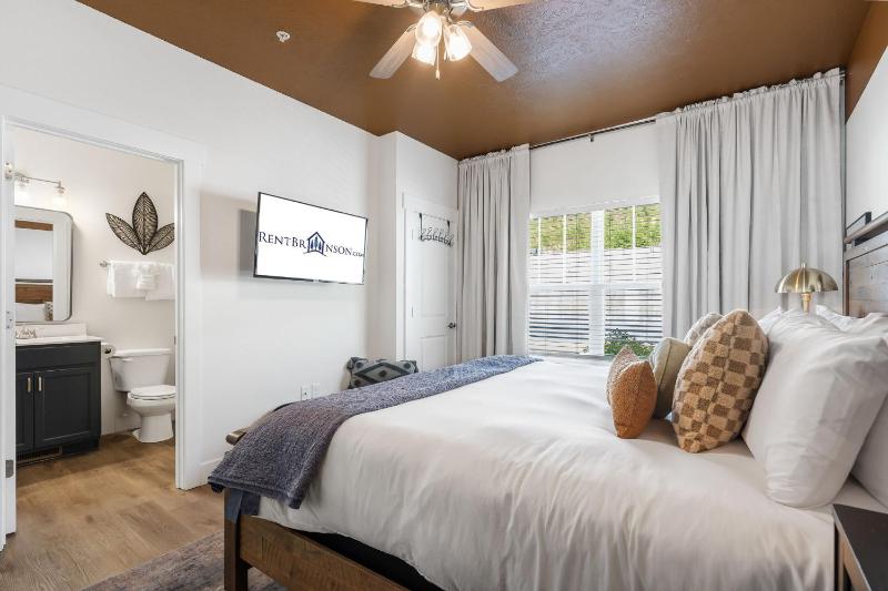 Breathtaking Lake Views-Dog Friendly-$400 of Free Tickets-High End Decor - image 44