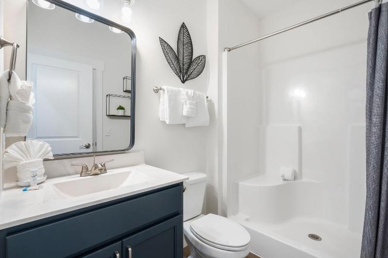 Breathtaking Lake Views-Dog Friendly-$400 of Free Tickets-High End Decor - image 34