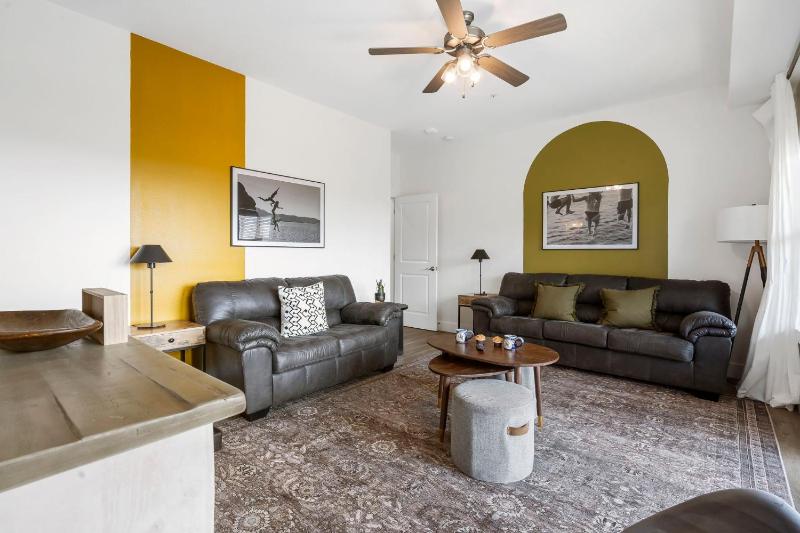 Breathtaking Lake Views-Dog Friendly-$400 of Free Tickets-High End Decor - image 21