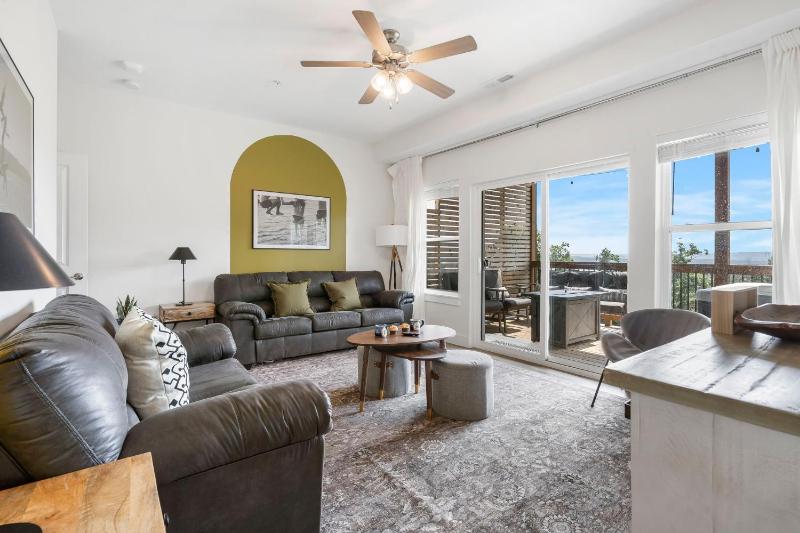 Breathtaking Lake Views-Dog Friendly-$400 of Free Tickets-High End Decor - image 37