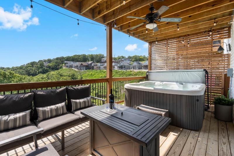 Breathtaking Lake Views-Dog Friendly-$400 of Free Tickets-High End Decor - image 12