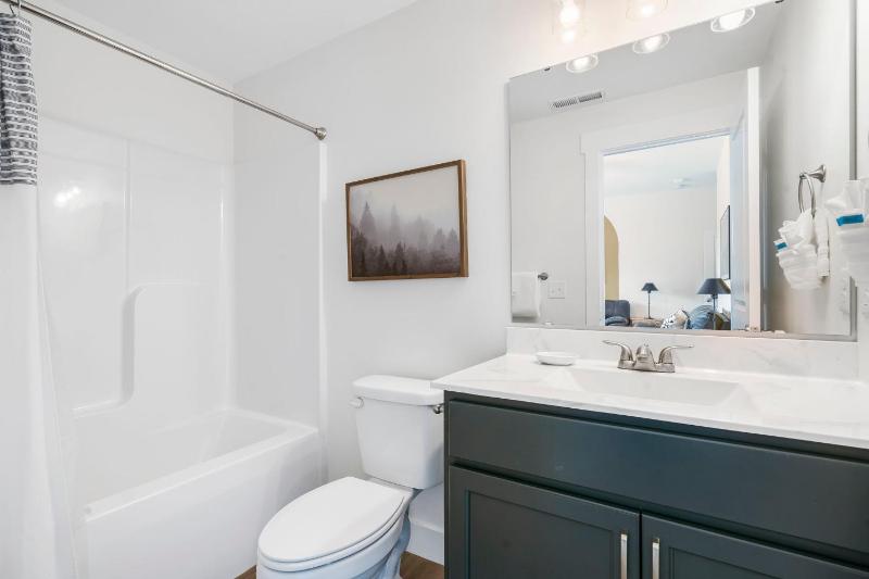 Breathtaking Lake Views-Dog Friendly-$400 of Free Tickets-High End Decor - image 38