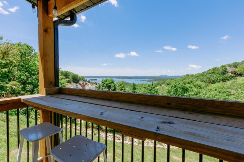 Breathtaking Lake Views-Dog Friendly-$400 of Free Tickets-High End Decor - image 40