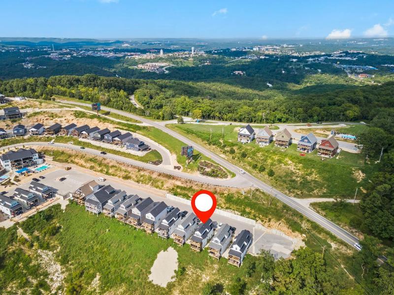 Breathtaking Lake Views-Dog Friendly-$400 of Free Tickets-High End Decor - image 19