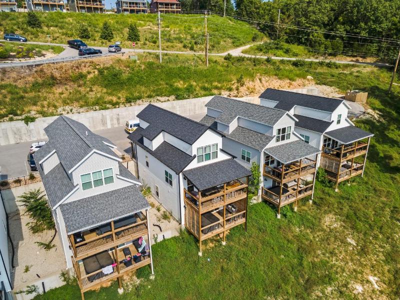 Breathtaking Lake Views-Dog Friendly-$400 of Free Tickets-High End Decor - image 30