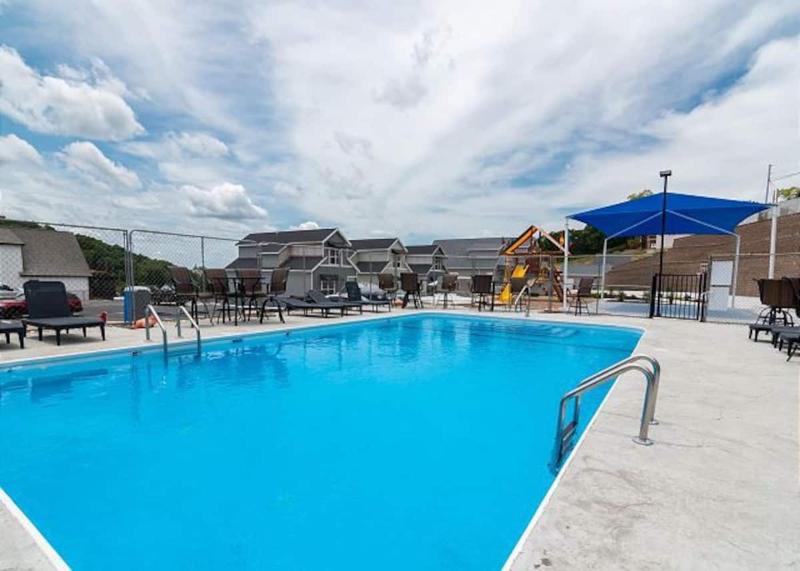 Breathtaking Lake Views-Dog Friendly-$400 of Free Tickets-High End Decor - image 18