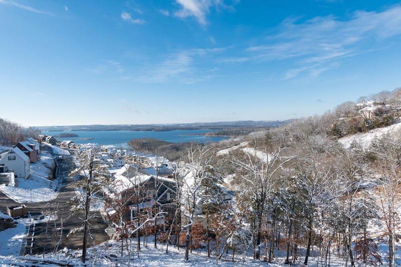 Breathtaking Lake Views-Dog Friendly-$400 of Free Tickets-High End Decor - image 36