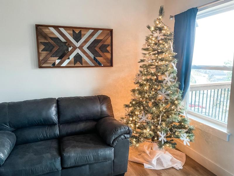 Breathtaking Lake Views-Dog Friendly-$400 of Free Tickets-High End Decor - image 4