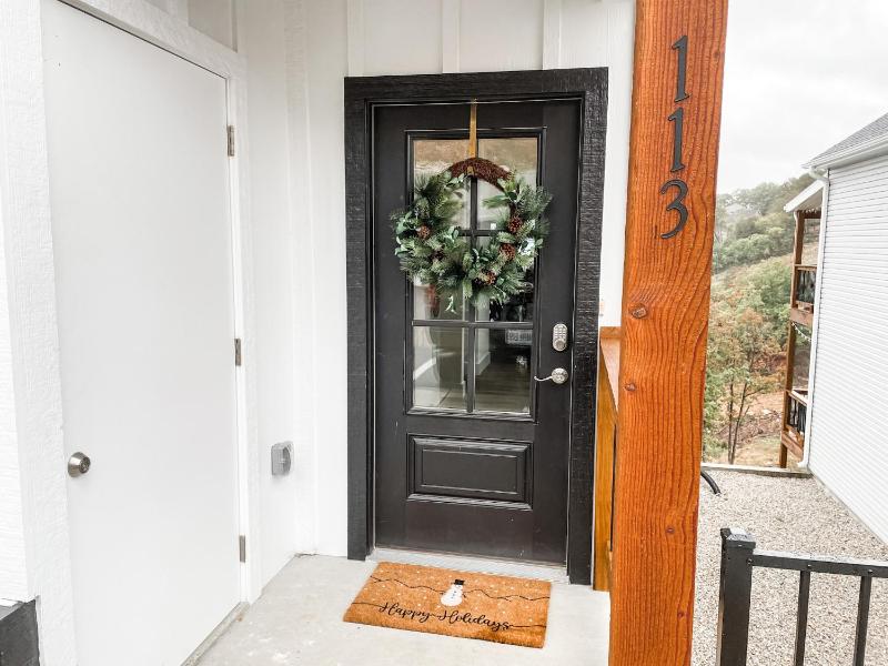 Breathtaking Lake Views-Dog Friendly-$400 of Free Tickets-High End Decor - image 39